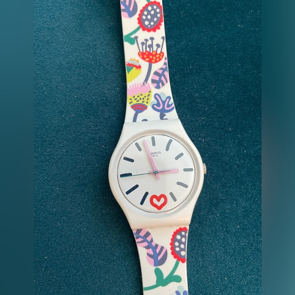 Adorable floral Swatch watch đź‘€ - Picture 6 of 9